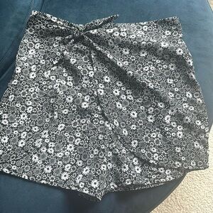 Skort with black and white flowers